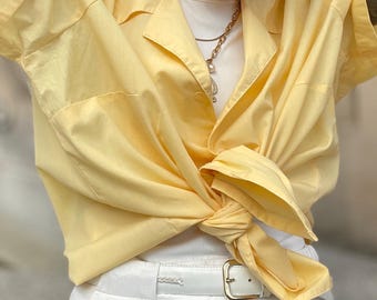 Blusa amarilla vintage con botones: Camisa retro de algodón con estilo parisino