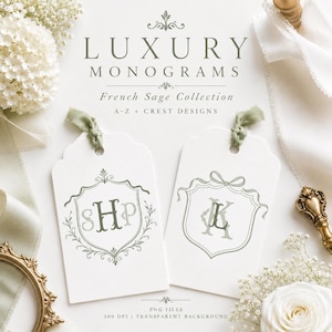 Puede incluir: Dos etiquetas rectangulares blancas con monogramas impresos en verde salvia. La etiqueta izquierda muestra un monograma SHP en un escudo decorativo, la derecha un monograma JL con un lazo. Texto: LUXURY MONOGRAMS French Sage Collection.