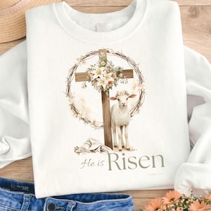 He is Risen PNG-sublimatie | Paaslam houten kruis | 3 png-bestanden voor T-shirt, knutselprojecten | Transparante en witte achtergrond | 4500 x 5400 px