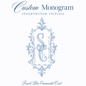 以下が含まれることがあります： 上部に「Custom Monogram Intertwined Initials」、下部に「French Blue Ornamental Crest」の文字が配置されたライトブルーのグラフィックデザイン。中央には、絡み合った大文字のSとCを囲む青い装飾的なフレームが描かれています。