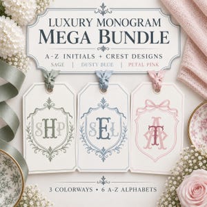Puede incluir: Una pantalla digital con el texto Luxury Monogram Mega Bundle A-Z Initials + Crest Designs. Debajo cuelgan tres etiquetas rectangulares, cada una con un monograma único dentro de un escudo decorativo en tonos salvia, azul polvoriento y rosa pétalo.