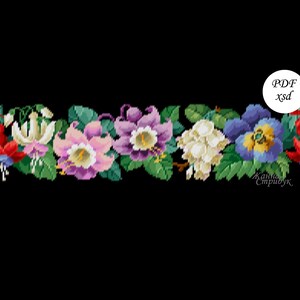 Può includere: Un disegno floreale a punto croce con una varietà di fiori nei toni del rosso, rosa, viola, bianco e blu, su sfondo nero. Il disegno include il testo "PDF xsd" e una firma.