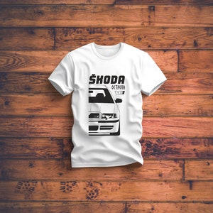 Puede incluir: Camiseta blanca con un gráfico en blanco y negro de un coche Skoda Octavia. El texto "ŠKODA OCTAVIA" está impreso encima del coche.