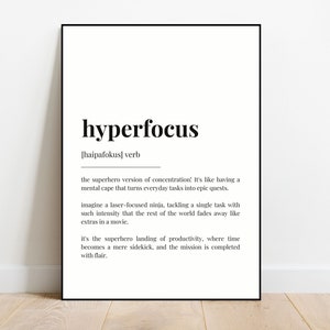 Op de afbeelding: Zwart-witte printbare wandkunst met een definitie van het woord "hyperfocus" in een minimalistische stijl. De definitie beschrijft hyperfocus als een toestand van intense concentratie.