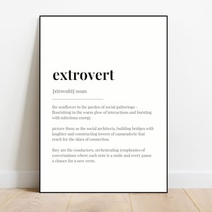 Op de afbeelding: Een ingelijste print met de definitie van "extrovert" in zwarte tekst op een witte achtergrond. De definitie beschrijft de kenmerken van een extravert persoon, zoals bloeien in sociale bijeenkomsten.
