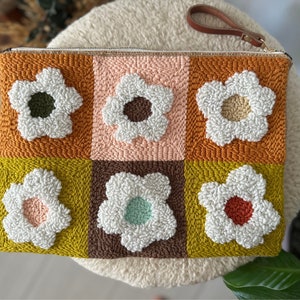Büschelige Clutch-Tasche, mit Blumen bestickte Jute-Handtasche, Geschenk für sie