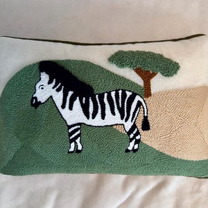 サファリ動物パンチニードル枕カバー - ジャングル保育園の装飾 - 子供部屋クッション - 手作りライオン、キリン、シマウマ、ゾウ
