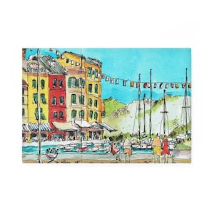 Puede incluir: Una pintura de acuarela de un pueblo italiano colorido con barcos atracados en el puerto. Los edificios son amarillos, rojos y verdes con molduras blancas. Hay banderas colgadas a través del puerto.