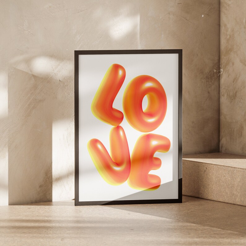 Puede incluir: Una impresi&oacute;n enmarcada con la palabra "LOVE" en letras grandes, 3D, naranja y amarillas.