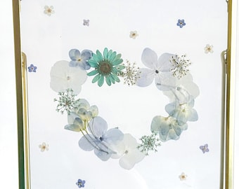Marco de flores prensadas hecho a mano para decoración del hogar en oro de 14 k / Marco de acrílico para colgar en la pared con flores secas y flores azules en forma de corazón