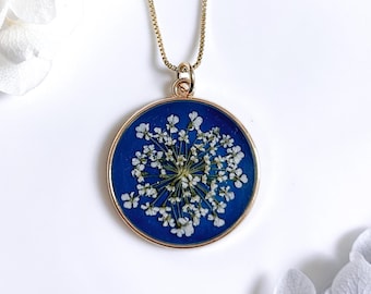 Collar artesanal de flores secas de encaje de la reina Ana en oro de 14k / Collar con colgante de resina y flor prensada, regalo de cumpleaños o aniversario para ella.