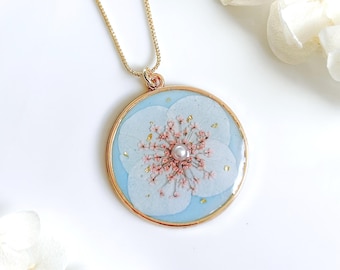 Collar de hortensias secas hecho a mano en oro de 14 k y colgante de resina con flores prensadas. Regalo de cumpleaños y aniversario para ella.