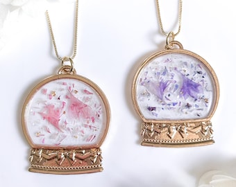 Collar de aciano seco hecho a mano en oro de 14 k / colgante de resina de flores prensadas, regalo de cumpleaños y aniversario para ella.