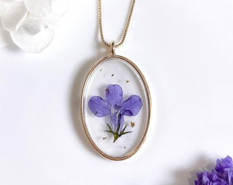 Collar de flores de lobelia secas hecho a mano en oro de 14 k / colgante de resina de flores prensadas, regalo de cumpleaños y aniversario para ella.