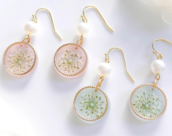 Pendientes de flores prensadas hechos a mano en oro de 14k / Collar de resina con flores secas, regalo elegante de cumpleaños o aniversario para ella.