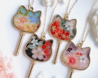 Collar con diseño floral japonés en oro de 14k, colgante de flor de resina hecho a mano, joyería botánica, regalo único de aniversario o cumpleaños para ella.