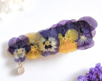 Pinza para el cabello de resina con forma de pensamiento morado prensado, pinza de cocodrilo de oro de 14k, accesorio botánico de flores secas hecho a mano, regalo floral único para ella.