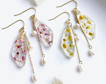 Pendientes hechos a mano con flores prensadas reales y perla de agua dulce en oro de 14k / Pendientes de flores prensadas, joyería de resina, regalo para ella
