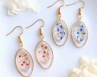 Pendientes hechos a mano con pétalos de flores prensadas reales en oro de 14k. Diseño único. Pendientes de resina con flores prensadas. Un regalo para ella.