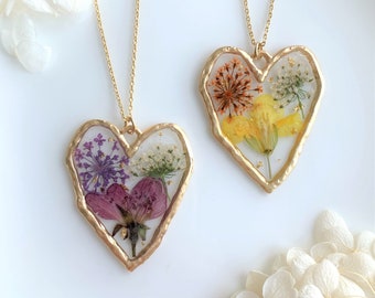 Collar de flores mixtas prensadas secas hecho a mano en oro de 14 k / Colgante de resina de flores prensadas, regalo de cumpleaños y aniversario para ella.