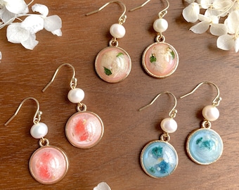 Pendientes hechos a mano con pétalos de flores secas reales y perla de agua dulce en oro de 14k / Pendientes de resina con flores prensadas, regalo para ella