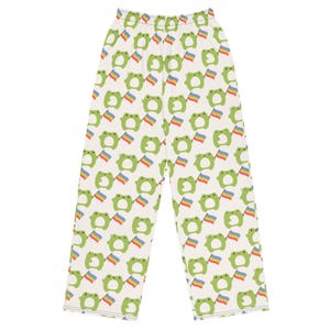 Puede incluir: Pantalones de pijama blancos con un estampado integral de ranas verdes de dibujos animados sosteniendo banderas arcoíris. Los pantalones tienen una cintura elástica y un ajuste holgado, adecuados para descansar o dormir.