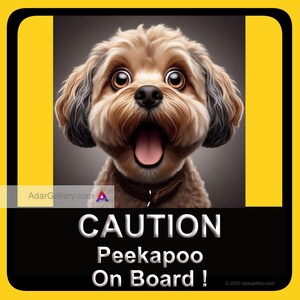Può includere: Un cartello di avvertimento giallo e nero con un'immagine di un cane marrone e nero con grandi occhi marroni e la lingua rosa che sporge. Il testo sul cartello dice "ATTENZIONE Peekaboo a bordo!"