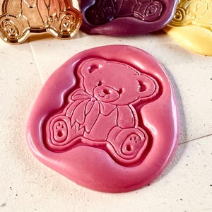 Carimbo de cera de ursinho de pelúcia – Carimbo de cera de urso fofo com laço (22 x 27 mm)