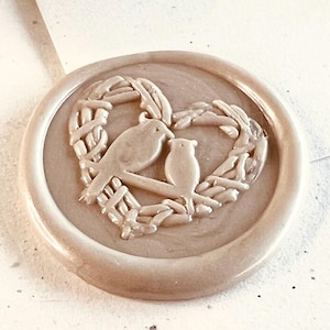Sello de cera con forma de pájaros enamorados: diseño romántico de nido de corazones para bodas, cartas y manualidades (25 mm)