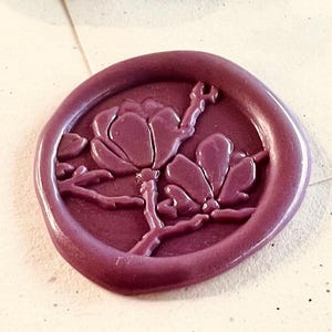 Timbro con sigillo in ceralacca Magnolia – Elegante timbro floreale in ottone per inviti, buste e lettere (25 mm)