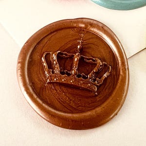 Sello de lacre de la Corona Real: sello vintage de latón de 25 mm con escudo para sobres, invitaciones de boda, diarios y envoltura de regalos.