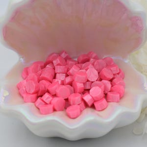 Cuentas de cera D08 color fucsia con brillo – 30 g / 100 cuentas / Cuentas de cera rosa vibrante para invitaciones, cartas y manualidades