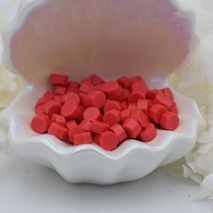 L82 Perline di ceralacca color ibisco rosso – Rosso tropicale vibrante / 30 g / Ideali per inviti, regali e lavoretti a tema estivo