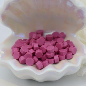 D07 Perline di ceralacca Berry Blossom – 30 g / 100 perline / Perline di cera rosa acceso per inviti, lettere e progetti artigianali
