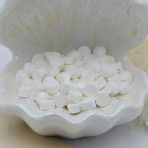 Perline di ceralacca L20 Snow Drift – Eleganza bianca pura per creazioni moderne e classiche / 30 g / Per inviti, journaling e artigianato