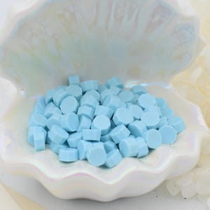 D26 – Perline di ceralacca Ocean Breeze – Colore azzurro cielo / 30 g (circa 100 perline) Perline di ceralacca per inviti di nozze, buste e regali