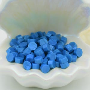 D31 – Perline di ceralacca Blue Lagoon – Colore blu tropicale / 30 g (circa 100 perline) Perline di ceralacca per inviti di nozze, buste e regali
