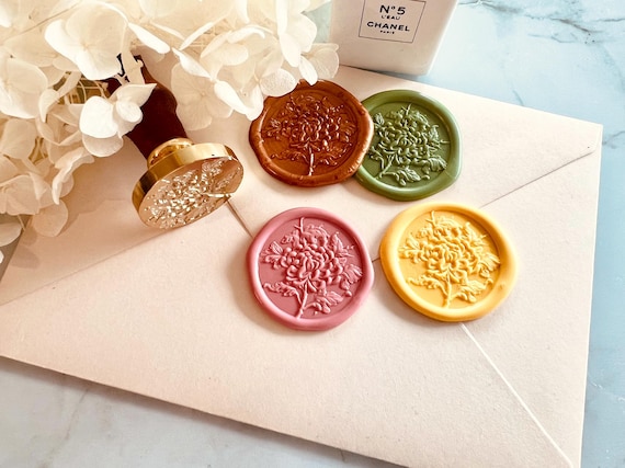 Set Timbri Per Ceralacca Floreale Con 4 Teste In Ottone - Motivi Rosa, Lavanda, Eucalipto, Cosmo - Manico In Legno, Diametro 2,5 Cm - Per Inviti Matrimonio E Fai Da Te