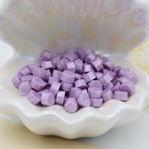 D34 – Perline di ceralacca Lilac Whisper – Colore viola perla morbida / 30 g (circa 100 perline) Perline di cera per inviti di nozze, buste e regali
