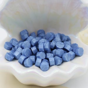 D28 – Perline di ceralacca di quarzo blu – Blu satinato / 30 g (circa 100 perline) Perline di ceralacca per inviti di nozze, buste e regali