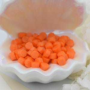 D15 gouden honinglakzegelkralen – zachtoranje kleur | 30 g (ongeveer 100 kralen) waskralen voor huwelijksuitnodiging, envelop en cadeaus