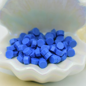 D29 – Perline di ceralacca Cobalt Royale – Colore Eleganza Blu Intenso / 30 g (circa 100 perline) Perline di ceralacca per inviti di nozze, buste e regali