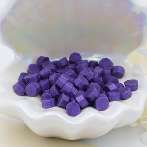 D36 – Perline di ceralacca Orchid Nebula – Colore viola intenso / 30 g (circa 100 perline) Perline di ceralacca per inviti di nozze, buste e regali