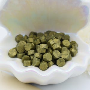 D44 – Perline di ceralacca color salvia dorata – Colore oro verde terroso / 30 g (circa 100 perline) Perline di ceralacca per inviti di nozze, buste e regali