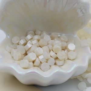 Perline di ceralacca D47 Satin Ivory – Crema perlata morbida con una lucentezza lussuosa / 30 g / Per inviti, confezioni e progetti creativi