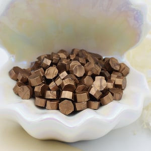 D40 – Perline di ceralacca color bronzo antico – Colore bronzo intenso / 30 g (circa 100 perline) Perline di ceralacca per inviti di nozze, buste e regali