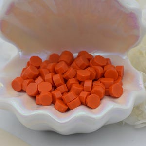D16 Holländische Orange Wachssiegel Perlen – Knallorange | 30g (ca.100 Perlen) Wachsperlen für Hochzeitseinladung, Umschlag & Geschenke
