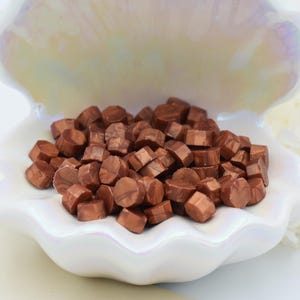 D41 – Perline di ceralacca color oro brunito – Colore oro rame caldo / 30 g (circa 100 perline) Perline di ceralacca per inviti di nozze, buste e regali