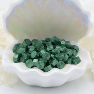 L43 Emerald Forest Wax Siegel Perlen - schimmerndes Grün mit Juwel-Ton Finish | 30g | Für Einladungen, Journaling & Luxe Crafts