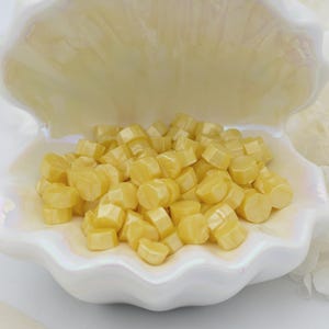 Perline di ceralacca D18 Amber Moon – Colore giallo perla chiaro / 29 g (circa 100 perline) Perline di ceralacca per inviti di nozze, buste e regali